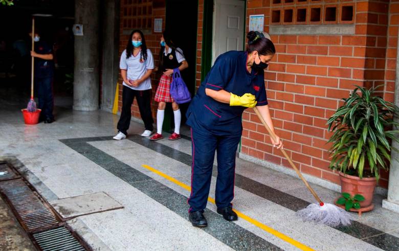 Suministro Personal para Aseo Colegios